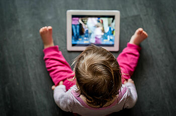 TV, tablettes, ordi, quel âge pour les écrans ? 